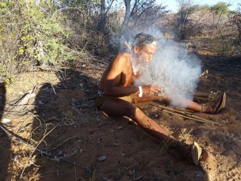 Kalahari Bushman macht Feuer