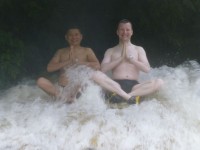 Vietnam mit Einheimischen Wasserfall