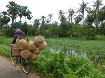 Kambodscha Frau auf Fahrrad